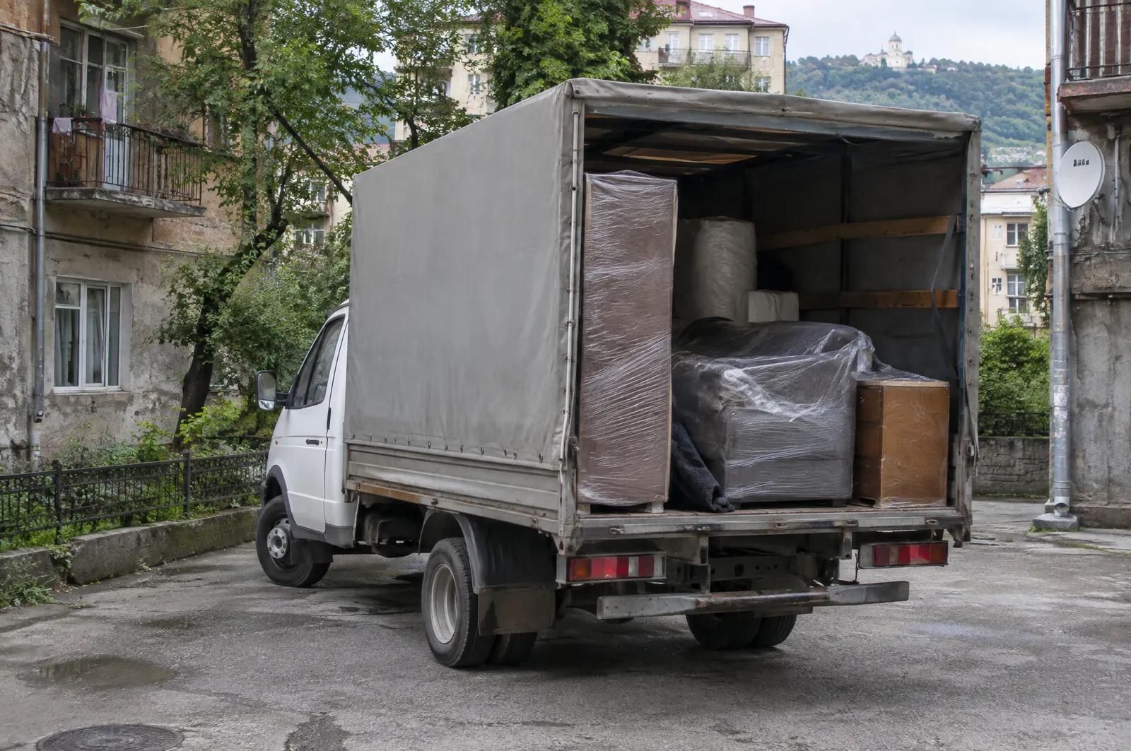 Газель с будкой во дворе многоэтажки: основная машина для квартирных переездов